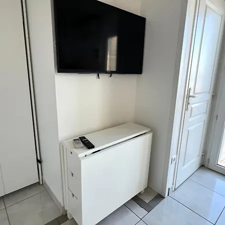 Apartment Beautiful With Parking!